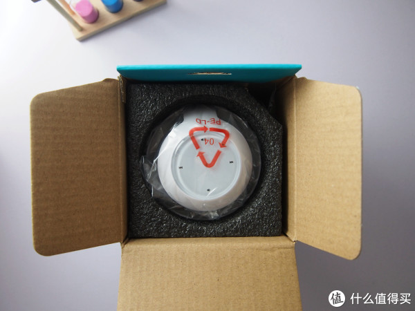 产品四周也有泡棉包裹，保护得很好