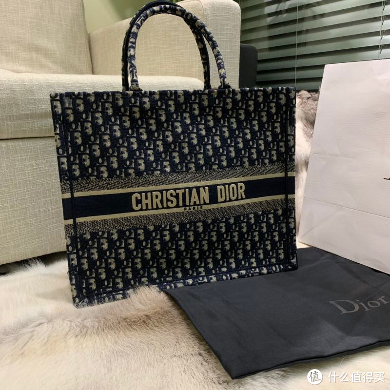 一款假期旅行不能错过的好包包 dior booktote