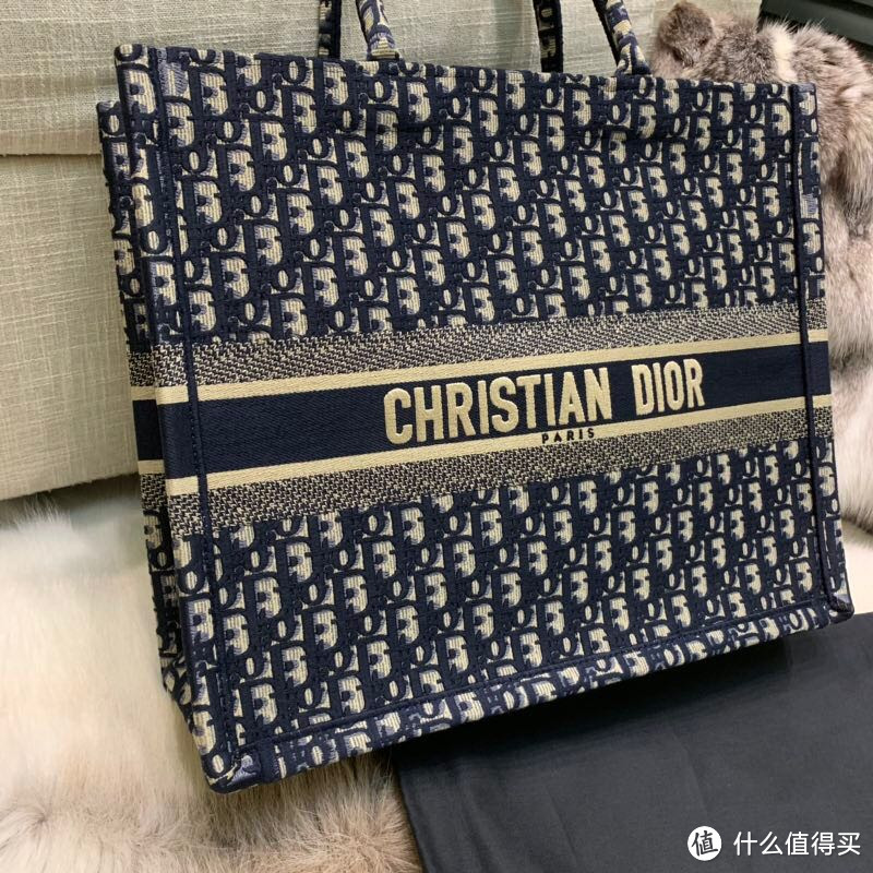 一款假期旅行不能错过的好包包 dior booktote