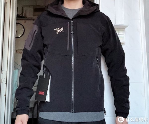 拉上拉链配卫衣效果