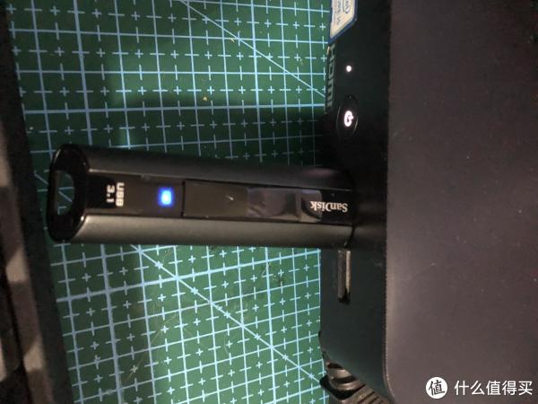 有工作指示灯，如果读写的话指示灯会闪烁