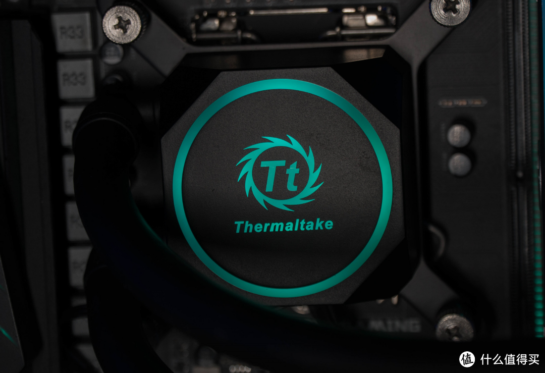 纯白信仰打造RGB主机，四件套提升100%性能-Thermaltake