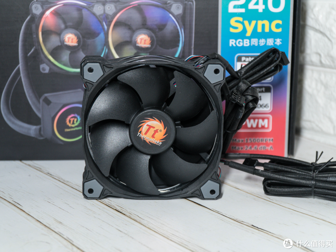 纯白信仰打造RGB主机，四件套提升100%性能-Thermaltake