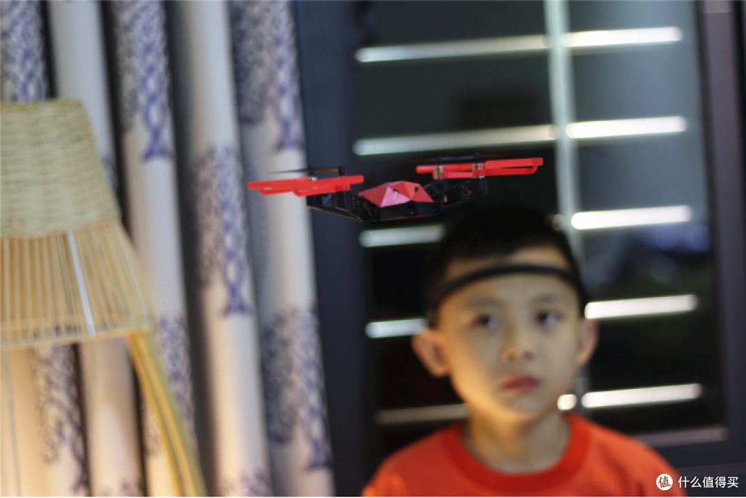 让孩子从小爱上飞行，UDrone无人机给你酷炫脑控体验