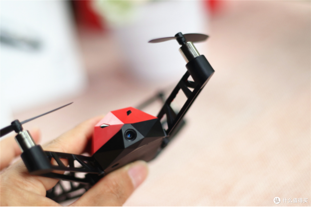 让孩子从小爱上飞行，UDrone无人机给你酷炫脑控体验