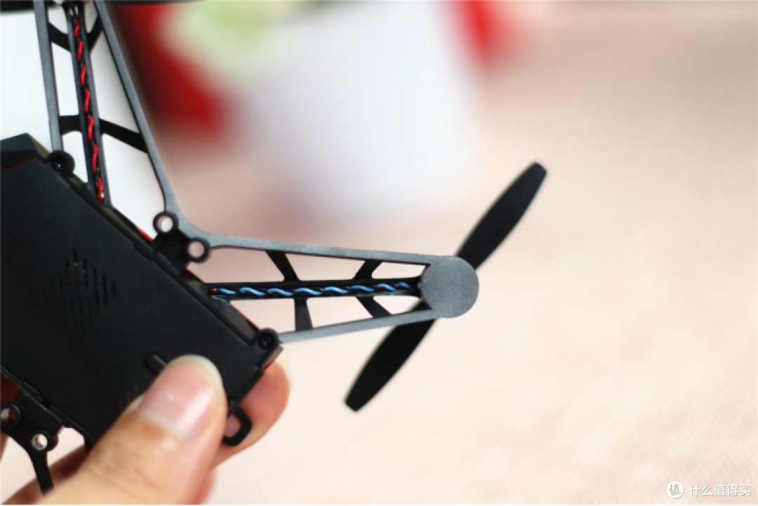 让孩子从小爱上飞行，UDrone无人机给你酷炫脑控体验