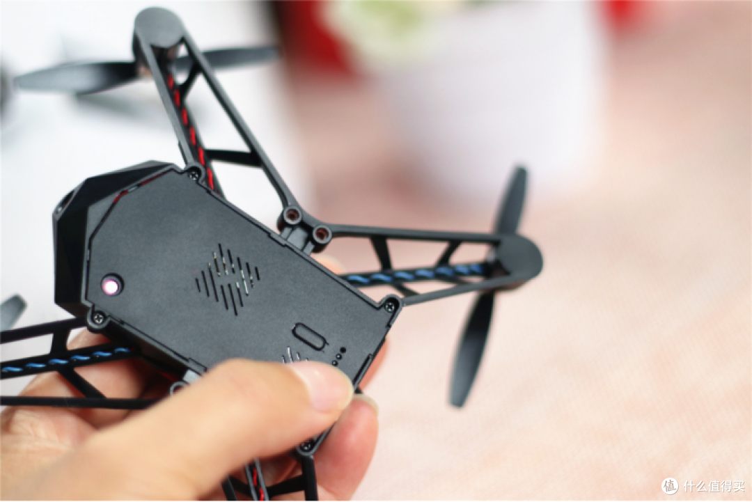 让孩子从小爱上飞行，UDrone无人机给你酷炫脑控体验