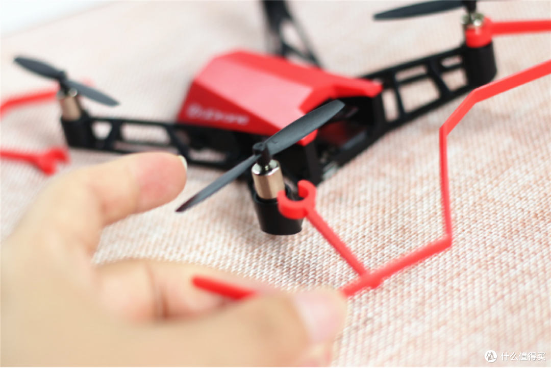 让孩子从小爱上飞行，UDrone无人机给你酷炫脑控体验