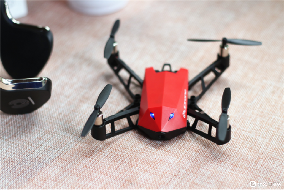 让孩子从小爱上飞行，UDrone无人机给你酷炫脑控体验