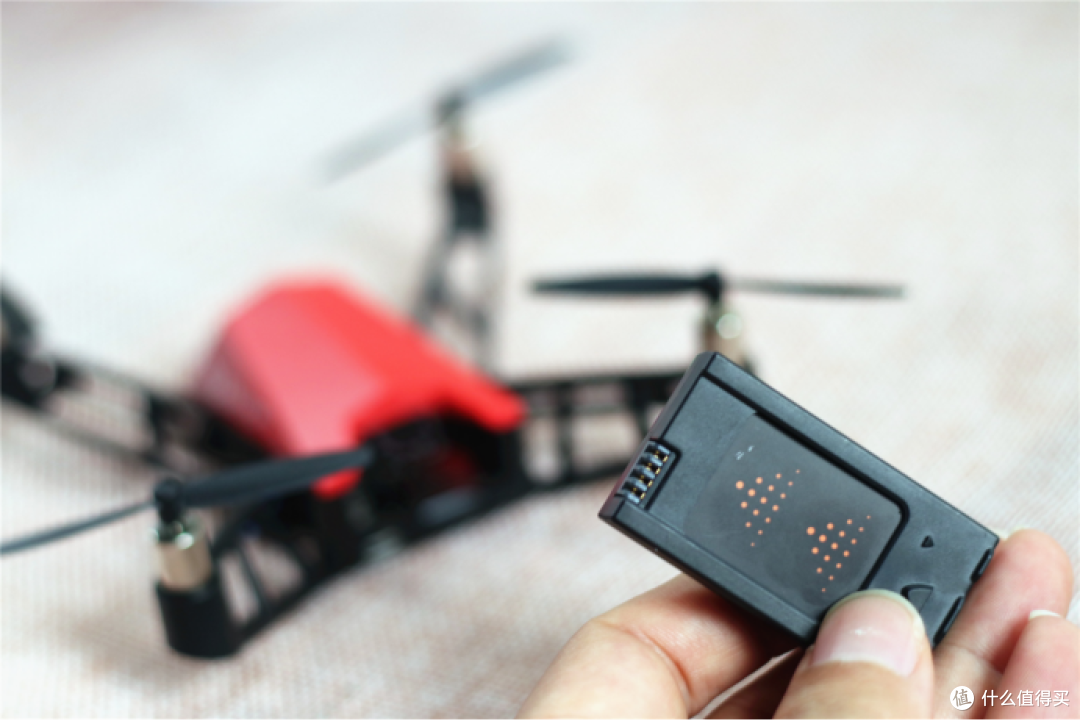 让孩子从小爱上飞行，UDrone无人机给你酷炫脑控体验