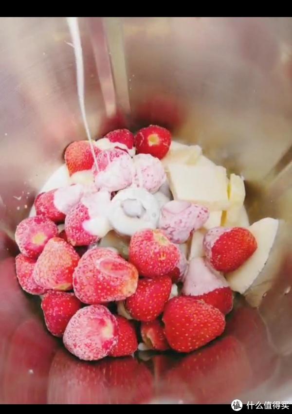 冻的淡奶油和冻的草莓就可以打