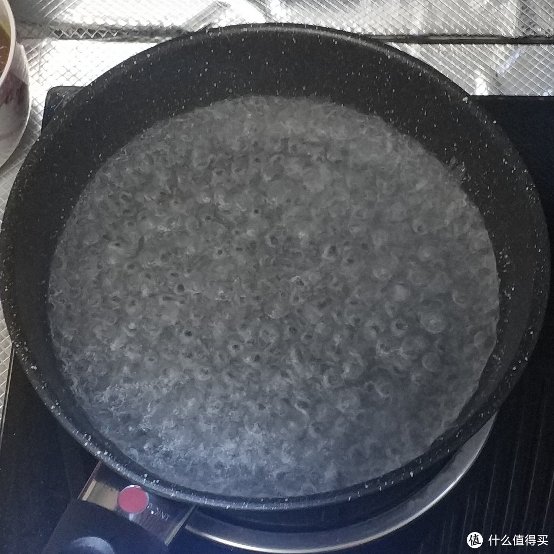 根据说明，首次使用先烧一锅开水，可以看到，水烧开后，锅内的气泡非常均匀，看起来非常舒服，应该是锅底的黑科技了，受热很均匀。