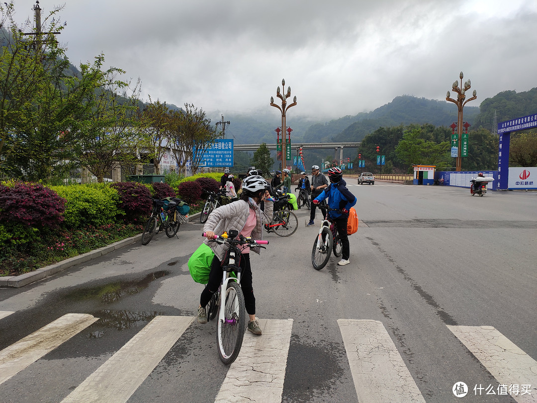 出了龙尾峡隧道便是天全县，大家在这里稍作休整以集合，然后找地方吃饭