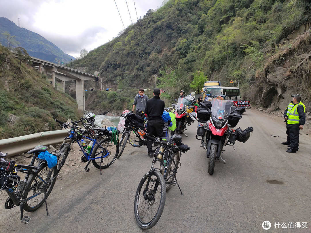 前面的路炸山，去新沟的人都堵在这里了