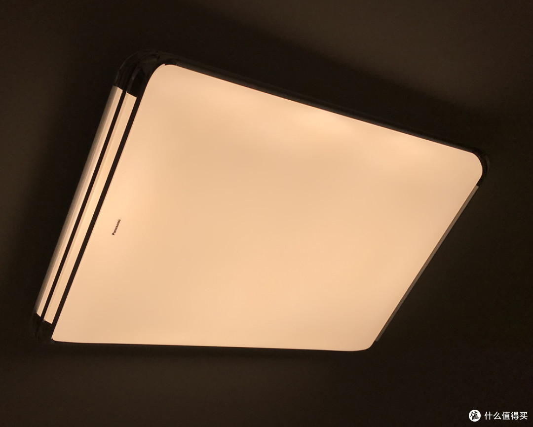 这是选择暖白模式下的灯光显示,灯色温暖而柔和,遥控在手,明暗由我.