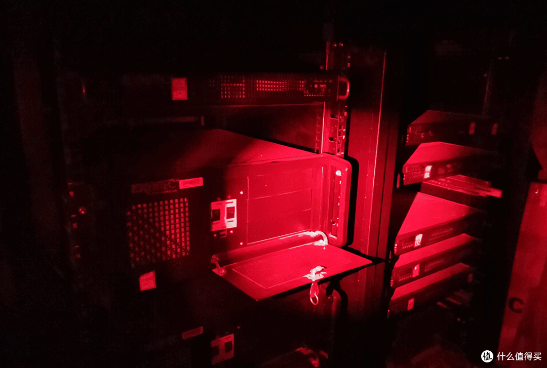 嘘…看清楚  隐蔽出击—NITECORE P18双光源静音战术手电