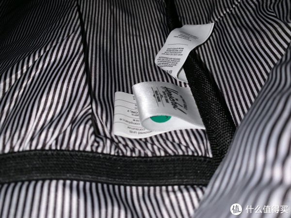黑白条纹远没有红白来的骚气，但是比较衬这个背包低调的感觉