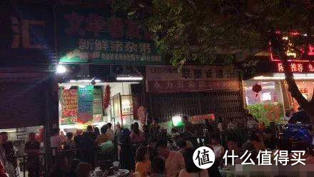 都已经深夜了，网红猪杂粥店前还是人声鼎沸啊