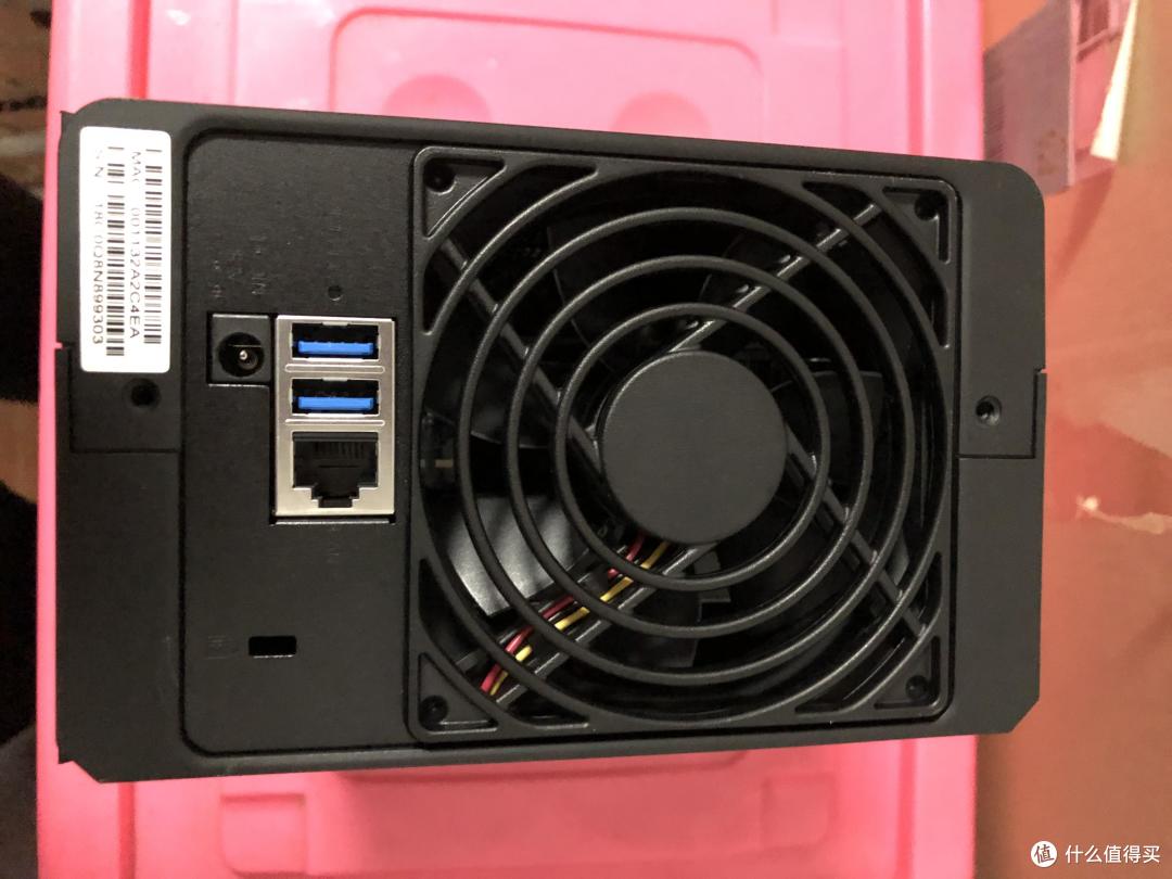 NAS的背面有两个usb3.0，一个网线接口以及电源接口，另外还有一个安全锁