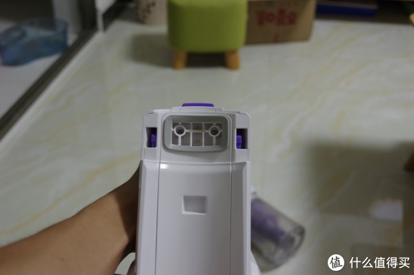 这里还有两颗螺丝。