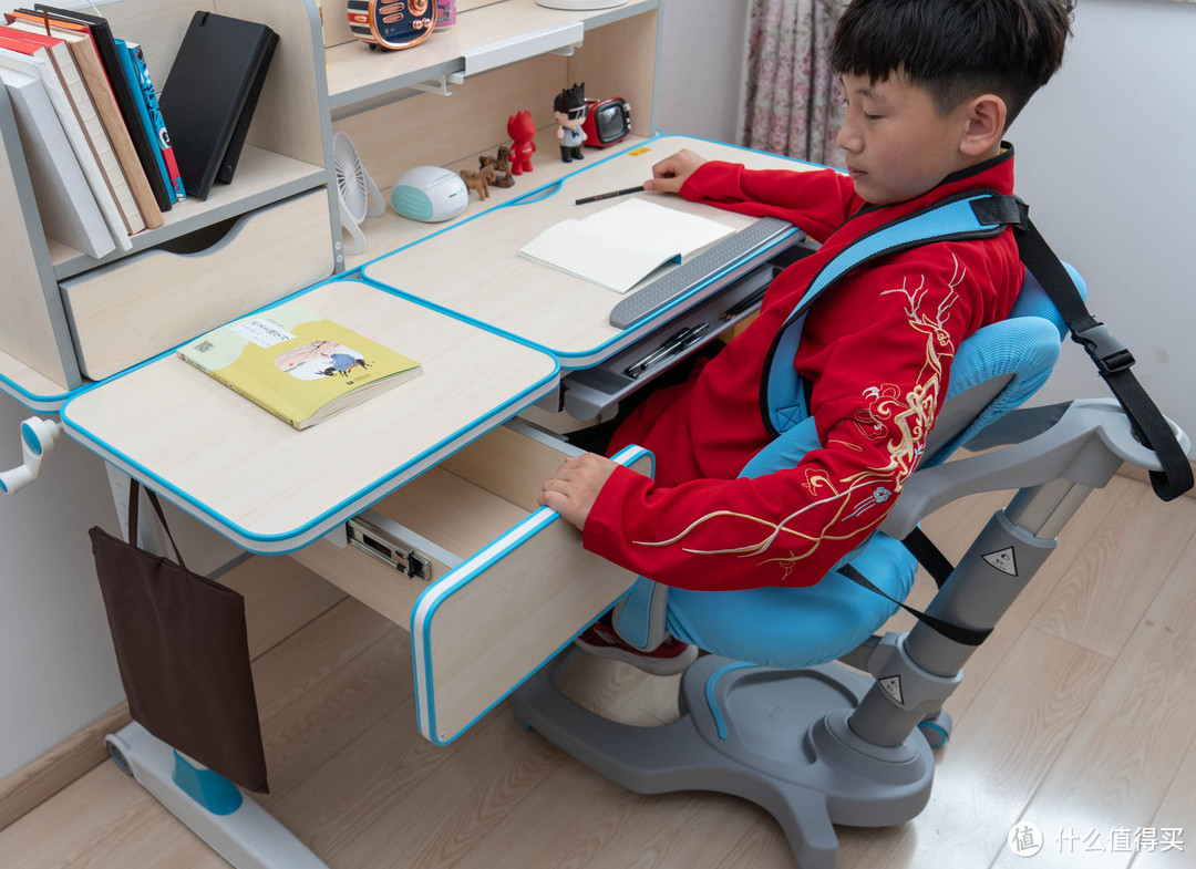 儿童专用学习桌真的有用么？黑白调学习时光儿童桌椅开箱！