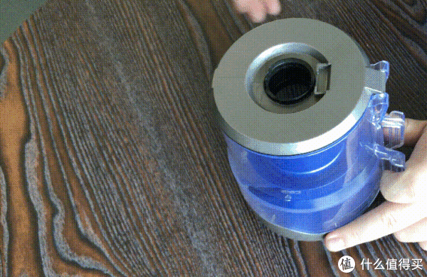 HEPA拆卸：就是过滤0.3微米微尘的东西，这个跟戴森是一样的，1000以上价位的吸尘器标配功能，这个HEPA是可以水洗的，整个尘盒也是可水洗的