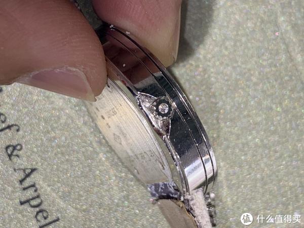 调时镶钻，白K金表冠镶嵌圆形钻石