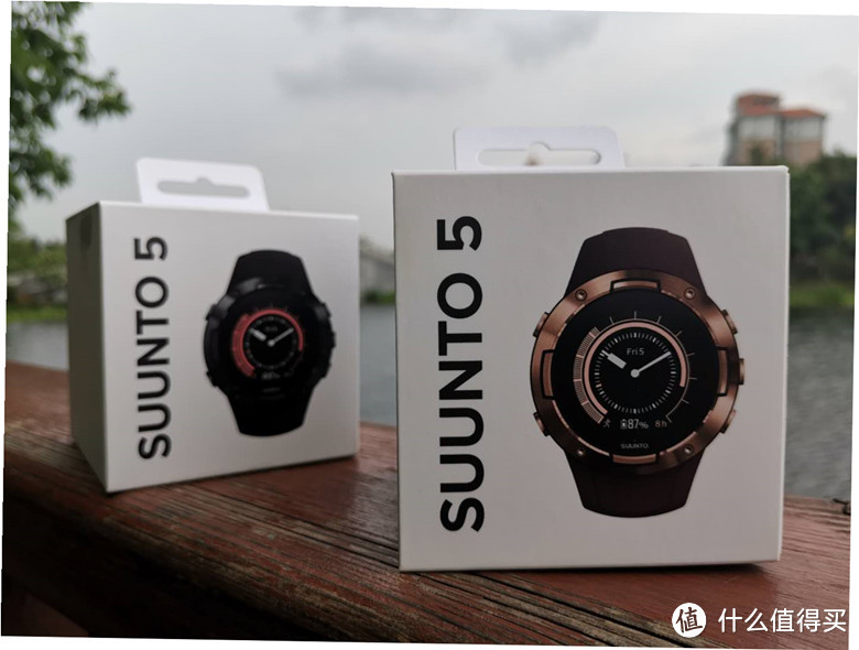 一起拿到手的有两块，分别为目前国内第一 和 第二块 SUUNTO 5手表。