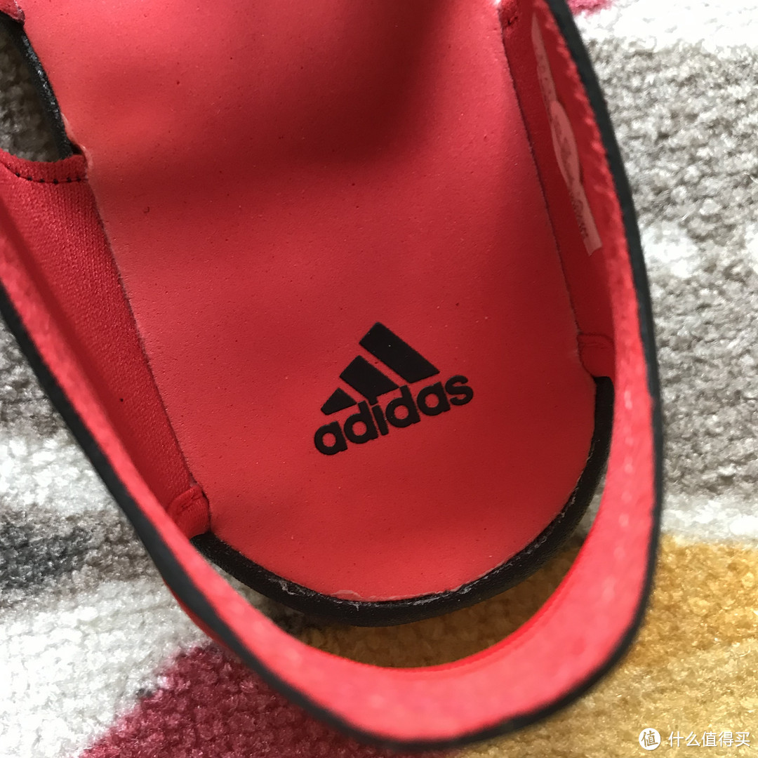 只有100克的Adidas FORTASWIM 2 C儿童凉鞋