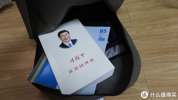 放几本书几个本也还勉强可以