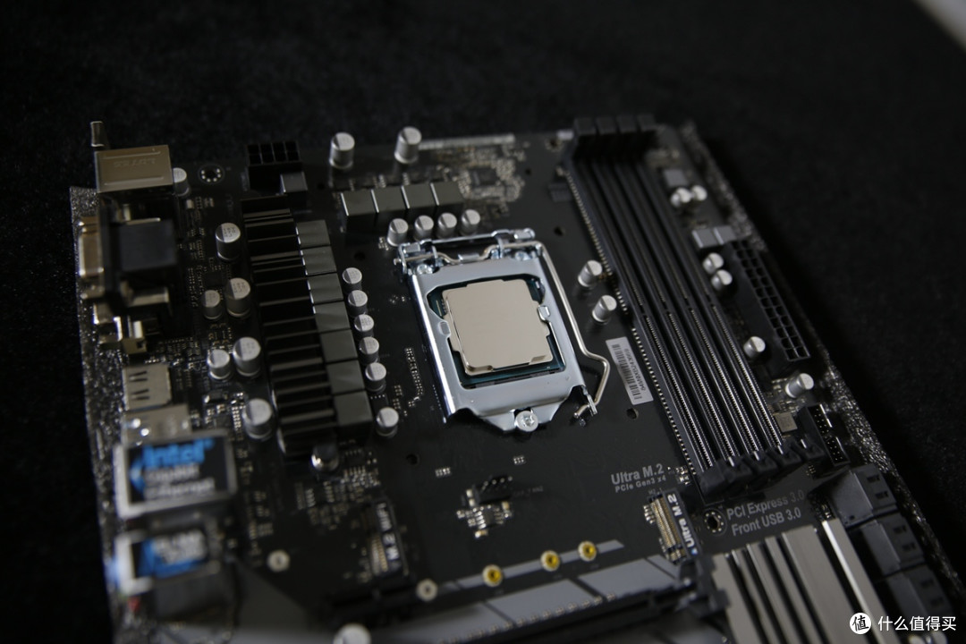 首先是i7 8700k和华擎Z370 Pro4主板，这块华擎主板是10相数字供电设计，超频能力还是不错的。