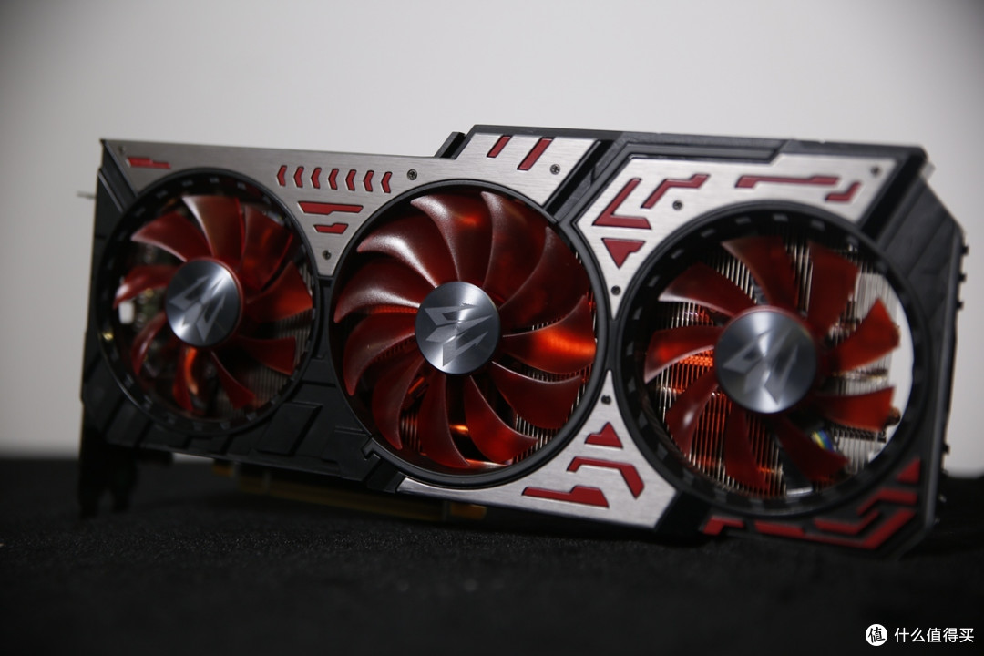 接着是影驰的RTX2060 GAMER 6G，整体金属银+红色的外观看起来也是比较帅气。