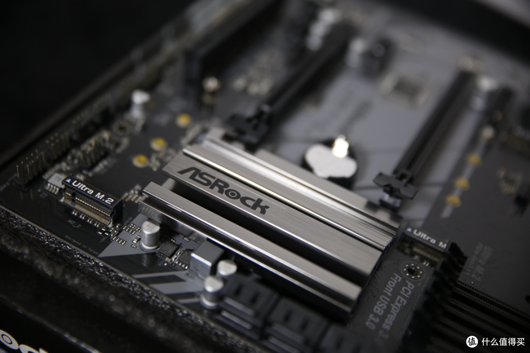 不得不说，华擎Z370 Pro4自带散热马甲确实很贴心，毕竟970 EVO的发热还是比较高的。