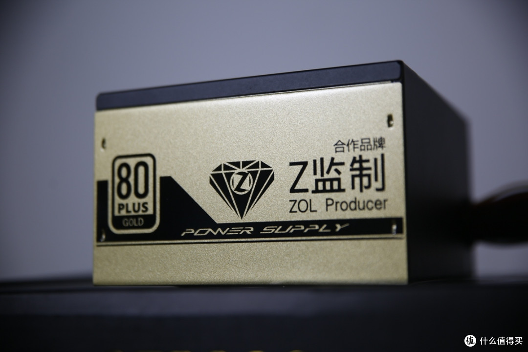 从外观上看，金河田Z监制GF600G的侧面采用了金色的面板，上面印有80Plus的LOGO和Z监制的LOGO。