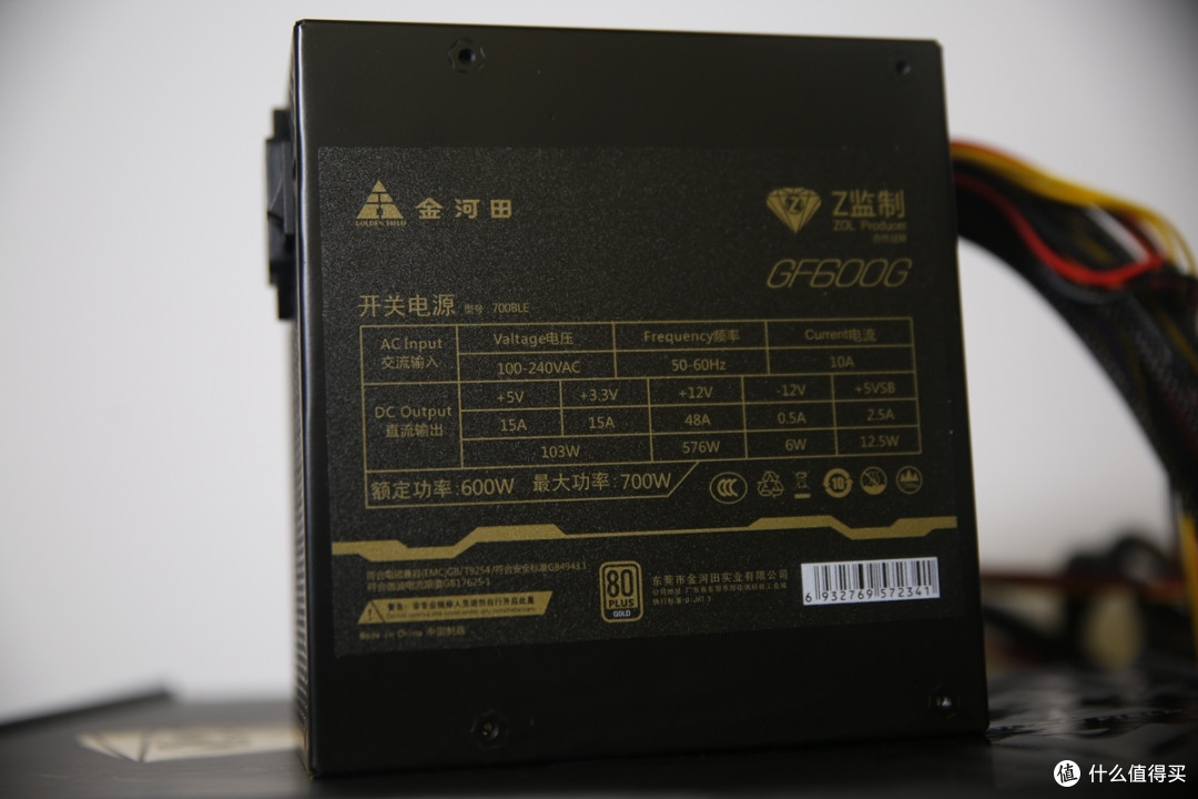 从电源背面的铭牌可以看到，金河田Z监制GF600G的额定功率是600W，它的+12V输出高达48A，用来应对各种主流的单卡平台是完全没问题的。