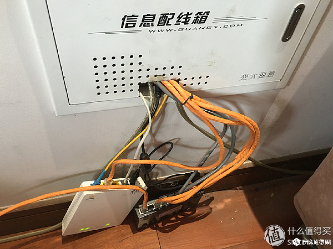 因为初期没有规划好弱点箱，导致网线设备凌乱地摆放在外面，解决方案：换成超大的弱电箱