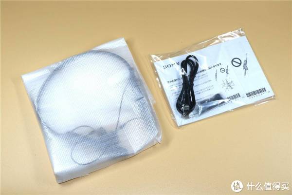 纸盒内含：耳机与附件