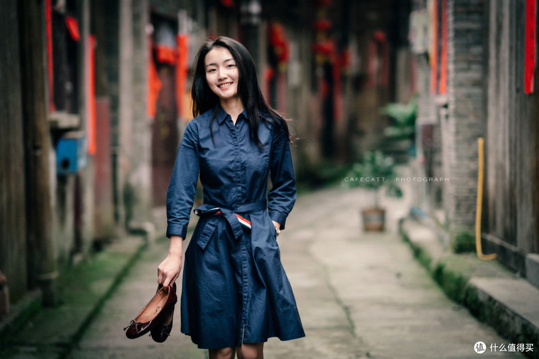 光脚走在石板路上感觉还不错。