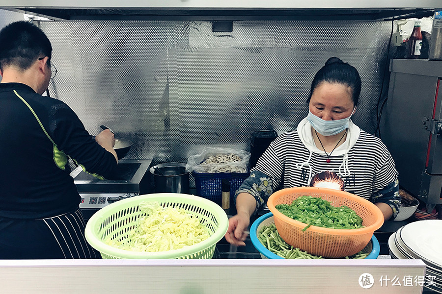 在静安寺只花30元要吃饱吃好，可能吗？