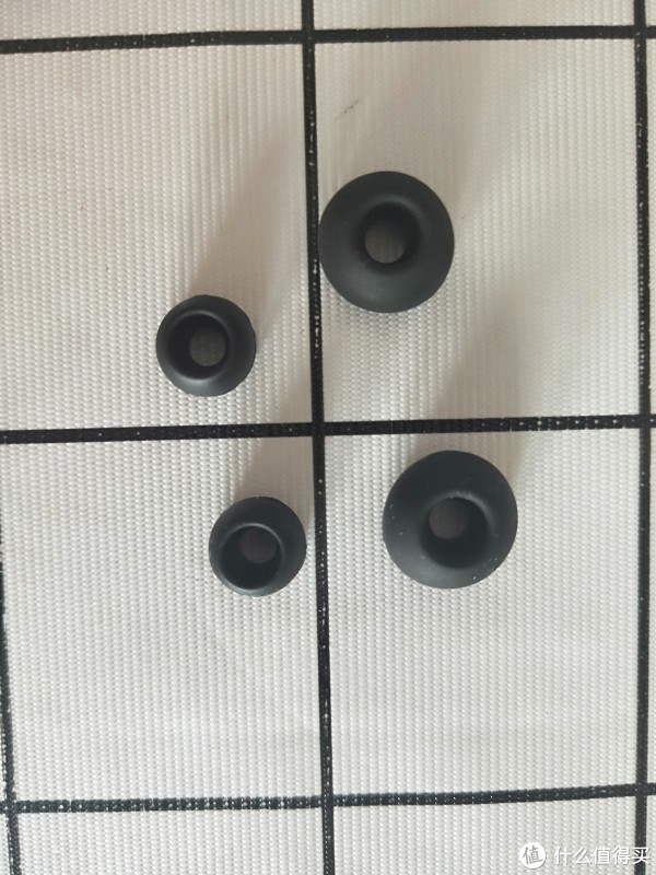 送的4个耳塞，2大2小