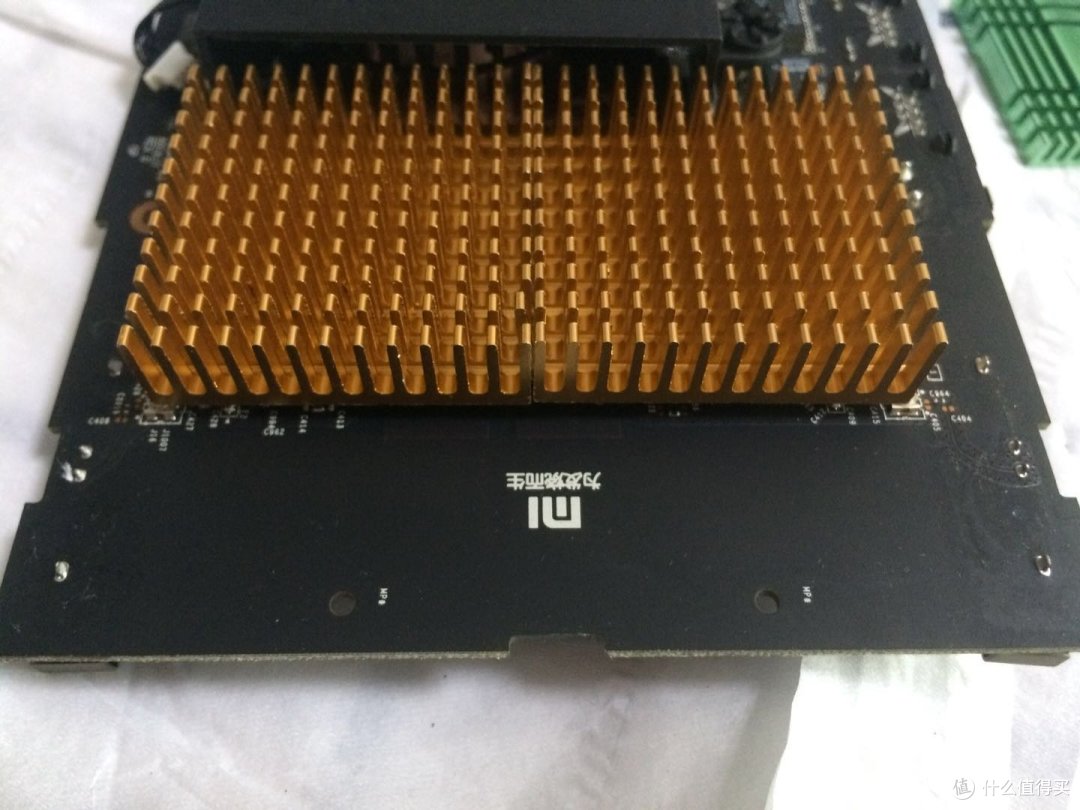 黄色的