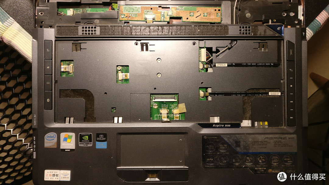 键盘拆下来后才能看到一些吟唱的螺丝和走线接口，光从背面是不可能完全拆线来主板的。