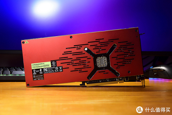 AMD Radeon VII 五十周年纪念版 背板也是通体红色