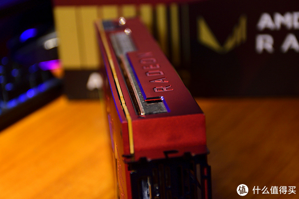 AMD Radeon VII 五十周年纪念版 也不是简单的喷漆，而是在金属外壳上进行电镀工艺