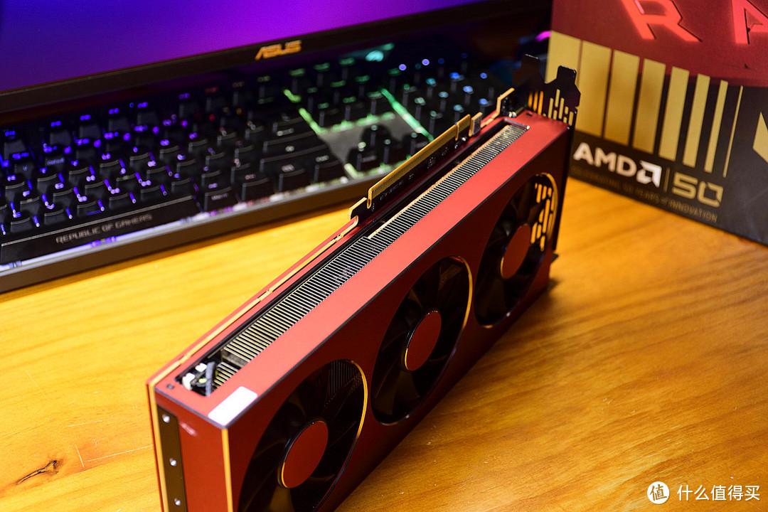 AMD Radeon VII 五十周年纪念版底部 AMD Radeon VII 五十周年纪念版底部