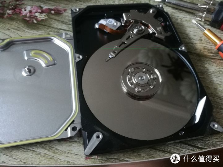 机械硬盘内部是什么结构?
