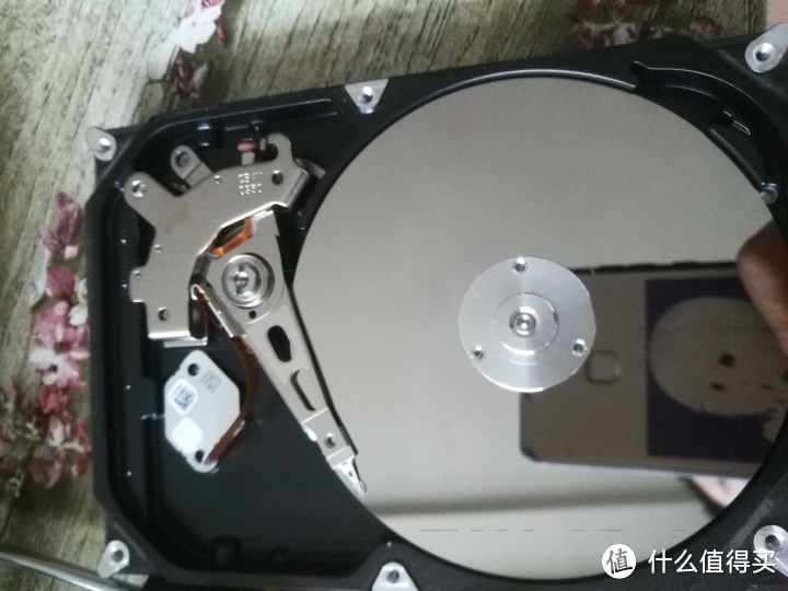 机械硬盘内部是什么结构?