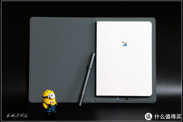 打开后，稍大于A5笔记本的外框，下方有隐藏按键led指示灯和磁吸充电口，当手写本翻开时手写本倚靠霍尔传感器自动开启记录和搜索app的工作，此时led灯亮起，保证连接和使用顺畅的同时做到超长的待机。