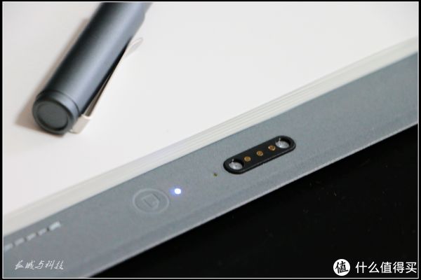 这里是磁吸充电口的细节，在如此轻薄的外皮上可以处理的如此精细，左侧的按键手感回弹良好，整体观感不突兀