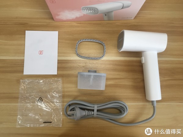 所有配件合照：说明书，毛刷，水箱，挂烫机
